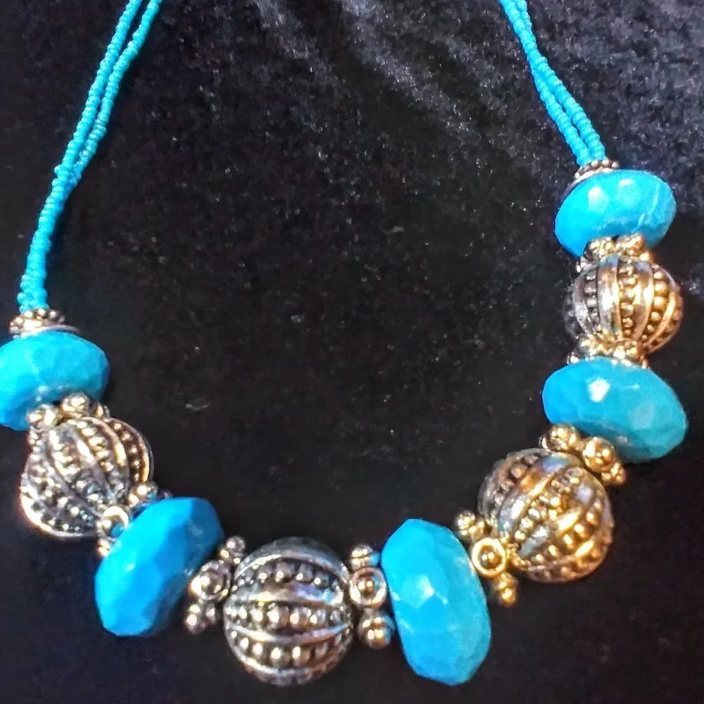 Beautiful Faux Turquoise & Silver toned Necklace